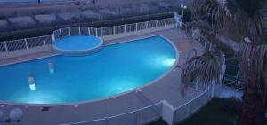 Bazén v ubytovaní Appart Frontignan sur la plage, piscine, wifi, tv, Netflix alebo v jeho blízkosti