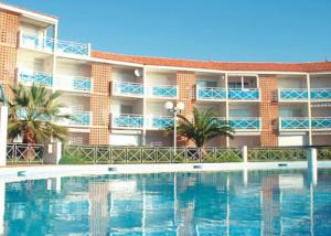 Bazén v ubytovaní Appart Frontignan sur la plage, piscine, wifi, tv, Netflix alebo v jeho blízkosti