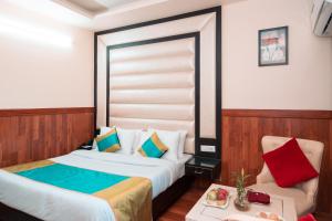 sypialnia z 2 łóżkami i krzesłem w obiekcie The Fern Residency Katra w mieście Katra