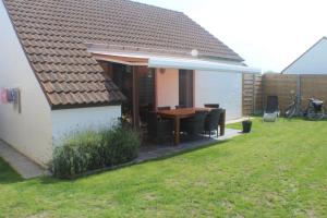 Casa pequeña con mesa y patio en "Zee en rust", en De Haan