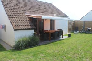 a small house with a table and a patio at "Zee en rust" in De Haan