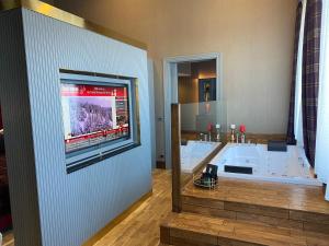 A television and/or entertainment centre at Bof Hotels Uludağ Ski&Luxury Resort All Inclusive