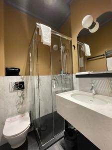 y baño con ducha, aseo y lavamanos. en Perła Sudetów by Stay inn Hotels, en Karpacz