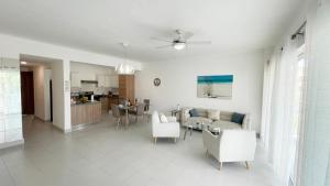 un salon blanc avec un canapé et une table dans l'établissement Precioso Apartamento a solo pasos de la Playa, à Punta Cana