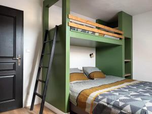 een slaapkamer met groene muren en een stapelbed bij Appt centre Gerardmer in Gérardmer