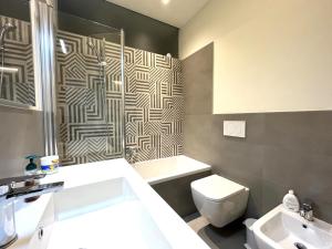 łazienka z umywalką, toaletą i prysznicem w obiekcie Arcadia w mieście Levanto