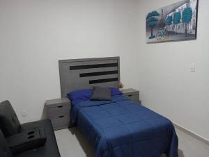 Un pat sau paturi într-o cameră la Casa en Coto Privado con Alberca