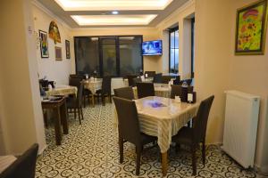 TV a/nebo společenská místnost v ubytování Osmanlı Paşa Otel- Konaklama + 28 fotografií