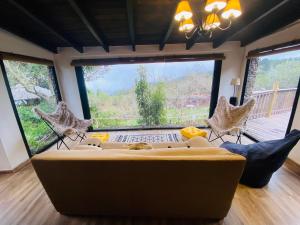 Los Llanos的住宿－Finca maestra，带沙发和大窗户的客厅