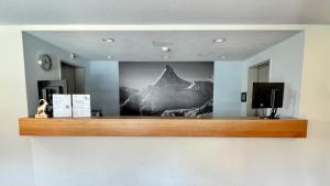 una habitación con una foto de una montaña en la pared en Zermatt Youth Hostel en Zermatt