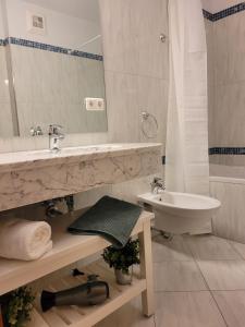 巴德小基希海姆的住宿－Appartement Liisa Bad Kleinkirchheim，一间带水槽和镜子的浴室