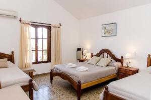卡洛斯帕斯的住宿－del Buen Ayre，一间卧室设有两张床和窗户。