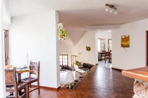 sala de estar con paredes blancas, mesa y sillas en del Buen Ayre en Villa Carlos Paz