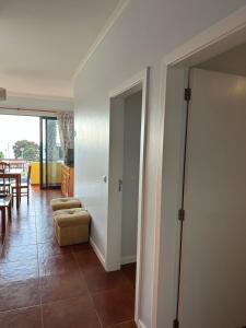 Apartamentos Amarelo في كانيسال: غرفة معيشة مع أريكة وطاولة