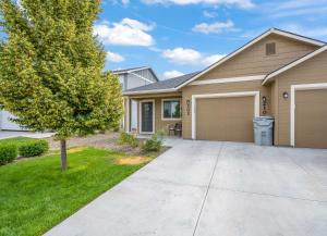 a house with a tree and a driveway at Smart Comfort 2 bed 2 bath near College of Idaho in Caldwell