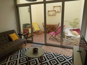 Posezení v ubytování maison de ville en plein cœur de Jonzac + 5 fotografií