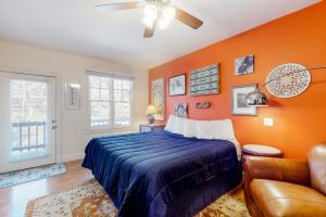 - une chambre avec des murs orange, un lit et un canapé dans l'établissement Bella Paradiso 05, à Eureka Springs