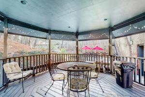 - une terrasse couverte avec une table et des chaises sur un balcon dans l'établissement Bella Paradiso 05, à Eureka Springs
