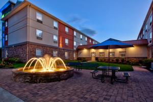 einen Innenhof mit einem Brunnen vor einem Gebäude in der Unterkunft Holiday Inn Express Absecon-Atlantic City Area, an IHG Hotel in Absecon