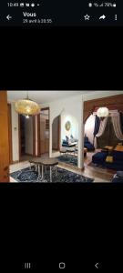 zdjęcie salonu z żyrandolem w obiekcie marrakech palmeraie village Etablissement jasmin w Marakeszu