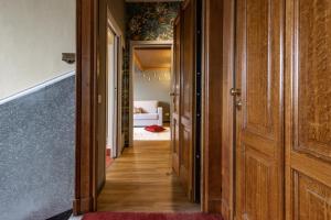 pasillo con puertas de madera y sala de estar. en Appartamento luminoso a 5 min da Porta Nuova en Turín