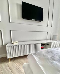 Una televisión o centro de entretenimiento en Grand Apartament