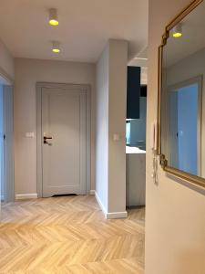 Cette chambre vide est dotée d'une porte et de parquet. dans l'établissement Grand Apartament, à Złotów