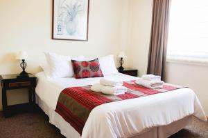 een hotelkamer met een bed met handdoeken erop bij Hotel Rondó in Viña del Mar