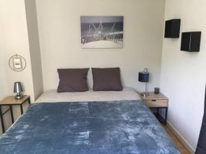Posteľ alebo postele v izbe v ubytovaní LA BAULE : T2 TRÈS PROCHE MER AU CALME