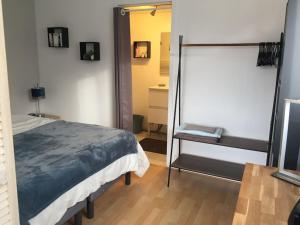 Posteľ alebo postele v izbe v ubytovaní LA BAULE : T2 TRÈS PROCHE MER AU CALME