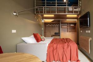 Un dormitorio con una cama con almohadas rojas. en Appartamento luminoso a 5 min da Porta Nuova en Turín