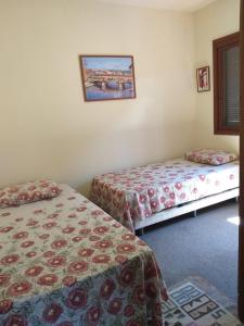 um quarto com duas camas e uma foto na parede em Apto 104 em Gramado