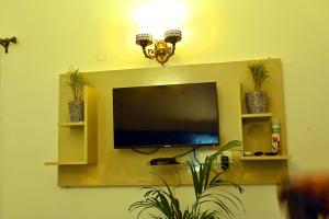 A television and/or entertainment centre at Jay Ally - Boutique Hotel
