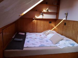 Postel nebo postele na pokoji v ubytování Aranyhal Vendégház + 17 fotografií