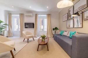 sala de estar con sofá y mesa en Luminoso y amplio apartamento en Ópera, en Madrid