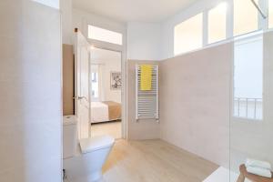 Zdjęcie z galerii obiektu Luminoso y amplio apartamento en Ópera w Madrycie