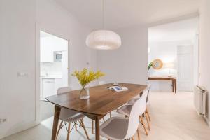 Zdjęcie z galerii obiektu Luminoso y amplio apartamento en Ópera w Madrycie