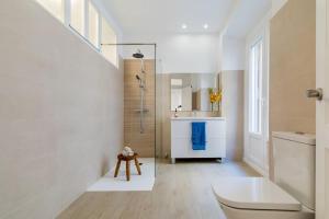 Zdjęcie z galerii obiektu Luminoso y amplio apartamento en Ópera w Madrycie