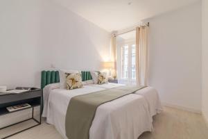 Zdjęcie z galerii obiektu Luminoso y amplio apartamento en Ópera w Madrycie
