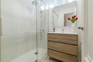 Zdjęcie z galerii obiektu Luminoso y amplio apartamento en Ópera w Madrycie