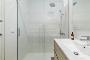 Zdjęcie z galerii obiektu Luminoso y amplio apartamento en Ópera w Madrycie