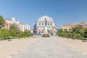 Zdjęcie z galerii obiektu Luminoso y amplio apartamento en Ópera w Madrycie