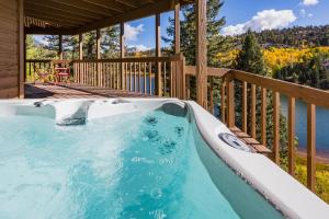 einen Whirlpool auf dem Deck einer Hütte in der Unterkunft 389 Beaver Circle in Durango Mountain Resort