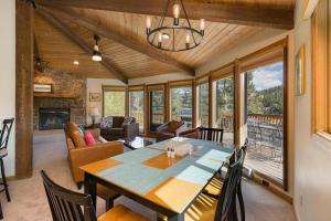 ein Esszimmer mit einem Tisch, Stühlen und einem Kamin in der Unterkunft 389 Beaver Circle in Durango Mountain Resort