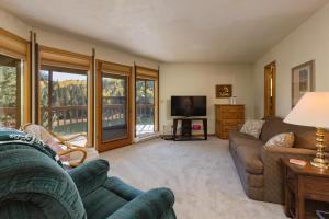 ein Wohnzimmer mit einem Sofa und einem TV in der Unterkunft 389 Beaver Circle in Durango Mountain Resort