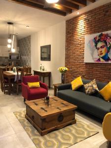 a living room with a couch and a coffee table at Doña Jose in San Miguel de Allende