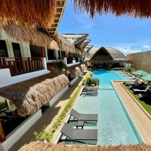 Blick auf den Pool im Resort in der Unterkunft Bathala Resort in Panglao