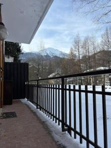 a balcony with a fence and snow on the ground at Calda e accogliente Limone in Limone Piemonte