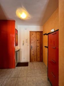 a hallway with a wooden door in a room at Calda e accogliente Limone in Limone Piemonte