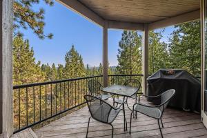 Un patio con una mesa y sillas en una terraza. en Mt Bach One Bedroom Condo, en Bend